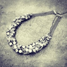 COLLAR TRENZADO CON CRISTALES