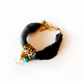 PULSERA NEGRA CON APLICACIÓN DORADA